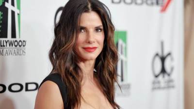 ساندرا بولوك تشعّ حيوية بفستان مميّز