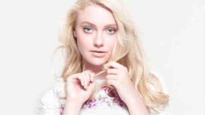 داكوتا فانينغ تصدم الجميع في إطلالة غير طفولية