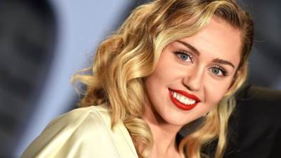 بعد التعرّي .. مايلي سايروس تغطي نفسها بالفراء