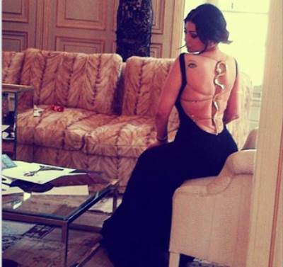 أفعى تتسلل على ظهر هيفا وهبي