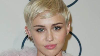  النجم إيلتون جون : "مايلي سيروس ستنهار قريباً"