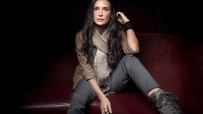 ديمي مور لا تواعد والد صديقها السابق