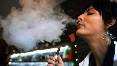 الأضرار الصحية الخطيرة للسجائر الإليكترونية على صحة النساء!!