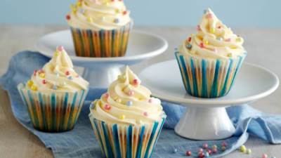 بالصور.. فستان مصنوع من 300 كب كيك