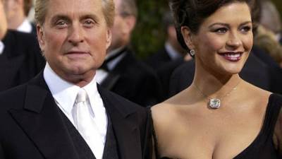 مايكل دوجلاس يشكر كاثرين زيتا جونز خلال خطابة بمهرجان توزيع جوائز إيمي