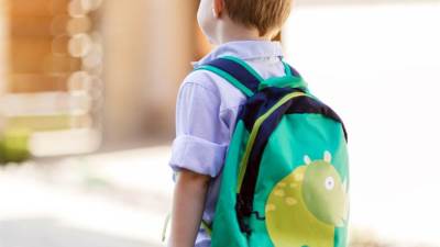 نصائح لتخفيف حقيبة طفلك المدرسية وتجنيبه آثارها الخطيرة