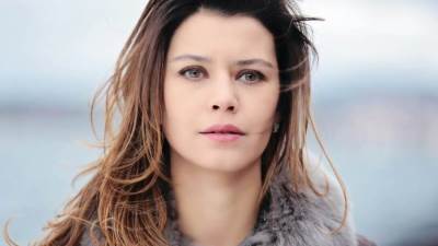 بيرين سآت تضجّ أنوثة بين أربعة رجال