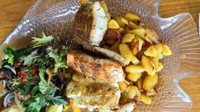 تمتعي بمذاق سمك الهلبوت المشوي مع صلصة البرتقال