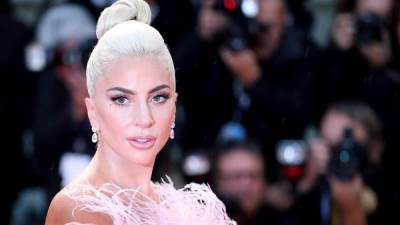 ليدي جاجا ترتدي الهة الحب