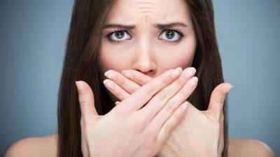 دليلك لأكثر الأطعمة التي تقيك رائحة الفم الكريهة