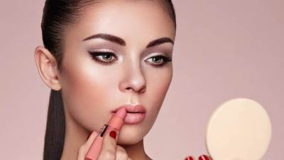 طريقة وضع المكياج للشفاه الرفيعة