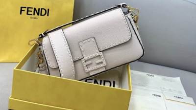 حقيبة الـ «باجيت» من فندي .. تتلون في كل موسم بشكل جديد