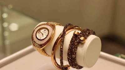 بالصور .. أساور متنوعة بأحجام وأشكال مختلفة تبرز جمال يديكِ