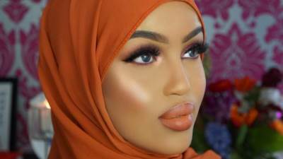 إتبعي هذه الأسس لإختيار لون حجاب المناسب للسمراء الجذابة