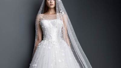 الرقي والخروج عن المألوف عنوان تصميمات فساتين زفاف خريف وشتاء 2014