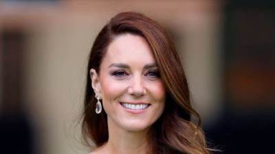 كيت ميدلتون تطلّ على السجادة الحمراء بعقد مزيّف