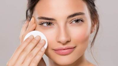 غسول الوجه والواقى من الشمس للعناية بالبشرة الدهنية