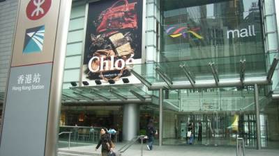 فرنسا تكرم «جابي أجينيون» مؤسسة دار «كلوي» بوسام جوقة الشرف