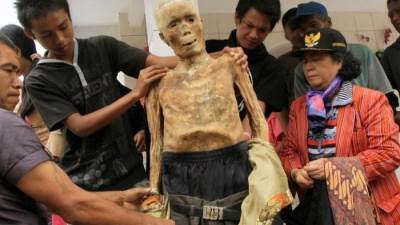 إقليم اندونيسي يخرج موتاه في "نزهة"