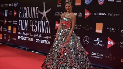 أجرأ وأسخن 10 فساتين للنجمات العرب في عام 2013