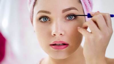 خبيرة تجميل : تعلمى فنون وضع الماكياج بخطوات بسيطة