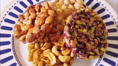 المصريون يشترون "حلوى المولد" رغم ضعف حالتهم المادية وارتفاع الأسعار