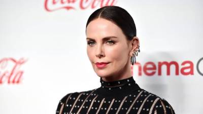 صداقة أم علاقة عاطفية تجمع بين شارليز ثيرون وشون بين؟