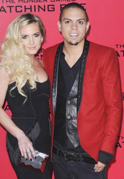  آشلي سيمبسون تعلن خطوبتها على النجم إيفان روس