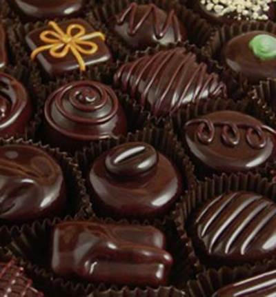 الشيكولاتة والنبيذ الأحمر يعملان على خفض ضغط الدم