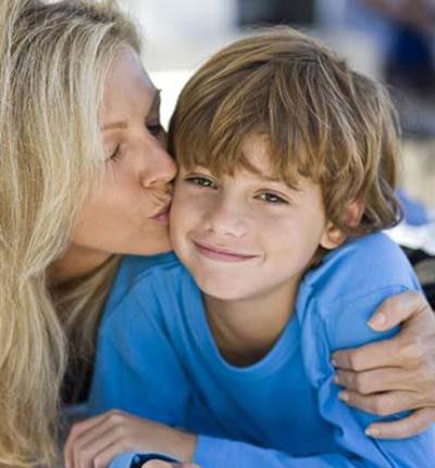 قبلة الام تقوي مناعة أطفالها وتخفف آلامهم