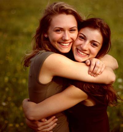 5 فوائد نفسية وصحية للعناق .. اعرفيهم!