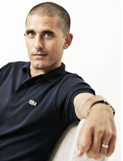 من هو المصمم البرتغالي الذي حقق لدار لاكوست بطولات في الأناقة الرياضية؟