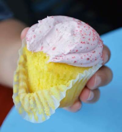 تمتعي بالمذاق الشهي لكب كيك الليمون وفروستينج الفراولة