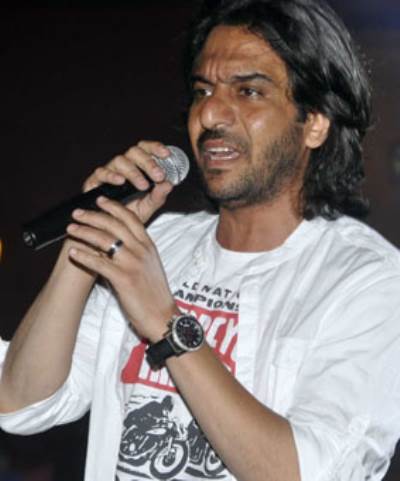 بالصور .. بهاء سلطان فى أولي حفلات الصيف ببورتو السخنة