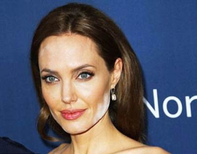  ظهور أنجيلينا جولي على السجادة الحمراء قبل إتمام مكياجها