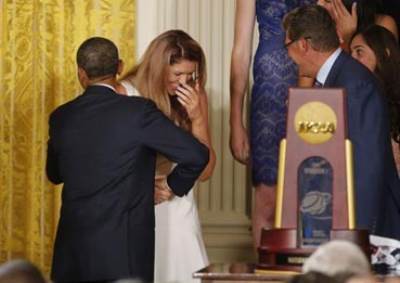 "أوباما" يصفع "ستيفانى دولسن" علي مؤخرتها في حفل بالبيت الأبيض