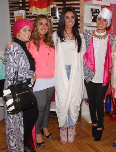 بالصور .. إطلالة ناعمة وعصرية من العبايات العصرية لرمضان 2014