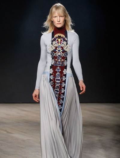  بالصور .. الطبعات وعدم التناسق يستحوذان علي مجموعة ماري كاترانتزاو لخريف 2014