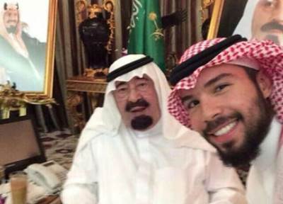 بالصورة .. ملك السعودية في أول «سيلفي» مع حفيده