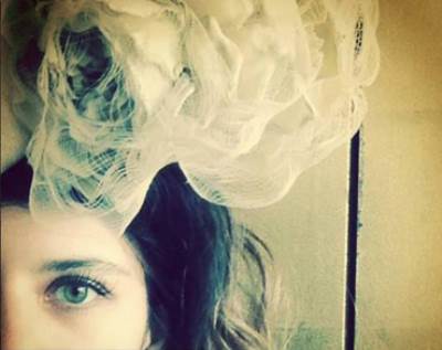 صورة بيرين سات ترتدي طرحة فستان الزفاف