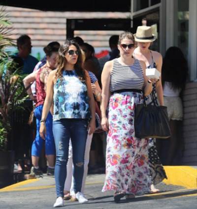 ميلا كونيس تستعرض تطور مراحل حملها في لوس أنجلوس