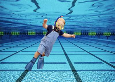 بالصور .. الأمير "جورج" ولي العهد البريطاني يتعلم السباحة