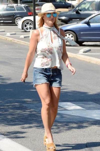   بريتني سبيرز تبدو عادية في أحدث إطلالاتها 