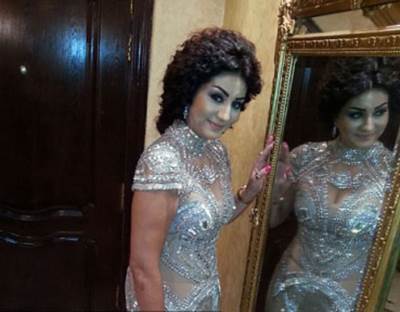 وفاء عامر تستعرض رشاقتها بفستان من توقيع هاني البحيري