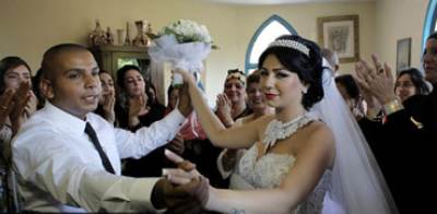 يهودية تشهر إسلامها وتتزوج من حبيبها العربي تثير جنون الصهاينة