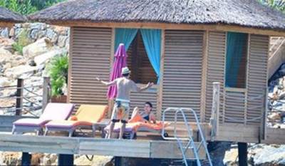 صور بيرين سات وزوجها من رحلة شهر العسل على شاطئ البحر