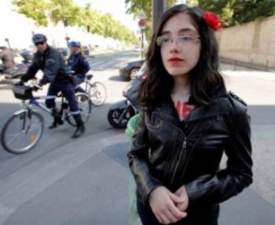 علياء المهدي تنشر صورها عارية وهي تجلس على علم داعش