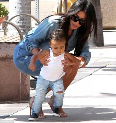  بالصور .. إبنة كيم كارداشيان ترتدى جينز ممزقا كما تفعل والدتها 