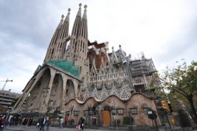  أهالي برشلونة يحتجون ضد سياحة الخمور والجنس