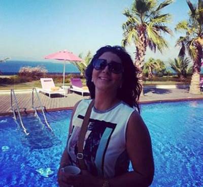 بالصور .. وفاء عامر تستعرض رشاقتها على حمام السباحة